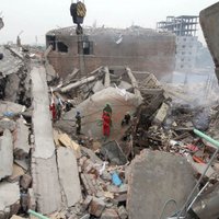 Bangladešas ēkas sagrūšanas upuru skaits pietuvojas 400, cerības atrast izdzīvojušos sarūk