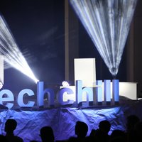 Foto: Pulcējoties simtiem tehnoloģiju entuziastu, sākas konference 'TechChill'
