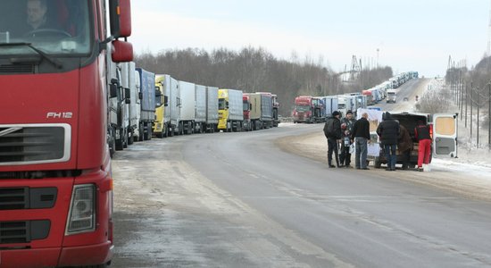 Prezidents 'atmet' Saeimai grozījumus pat autopārvadātāju 'elektronisko rindu' uz Krievijas robežas