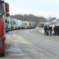 На латвийско-российской границе сохраняются большие очереди грузовиков