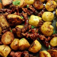 Cepeškrāsnī cepti kartupeļi pikantā marinādē ar kraukšķīgām mednieku desiņām