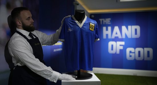 Футболка Марадоны продана за 9 млн долларов. В ней он забил знаменитый гол "рукой Бога"