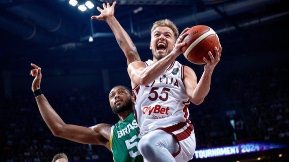 "Būsim ar citu mentalitāti" – spiediens un atbildība mājinieku statusā Latvijas basketbolistus nebiedē