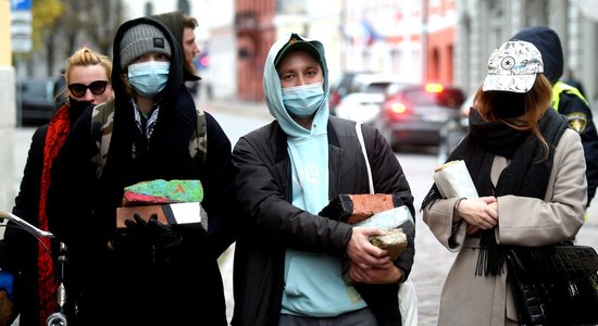 Radošie ar ķieģeļiem rokās pie Saeimas protestē pret plānotajām izmaiņām autoratlīdzību režīmā