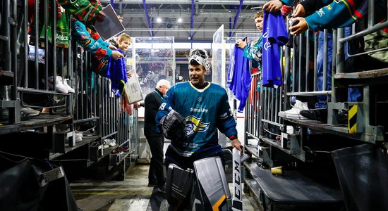 No izcila vārtsarga futbolā uz hokeju: Petrs Čehs pievienojas EIHL klubam