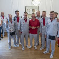 Foto: Latvija ir teicami pārstāvēta Olimpiādē – Rinkēvičs ar olimpiešiem apciemo Latvijas vēstniecību