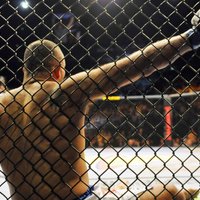 ВИДЕО: Боец MMA ударом колена отправил соперника на операционный стол