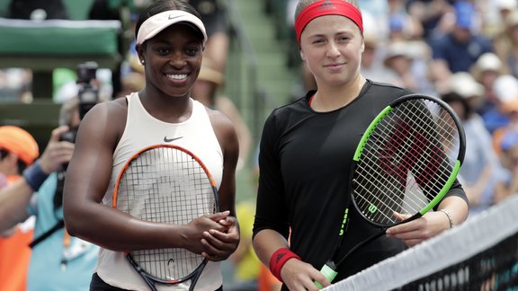 Jeļena Ostapenko, Sloeina Stīvensa