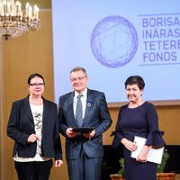 Profesors Artis Sīmanis saņem Borisa un Ināras Teterevu fonda goda zīmi