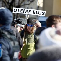 Foto: Tallinā protestē pret Covid-19 ierobežojumiem; vairāki aizturētie