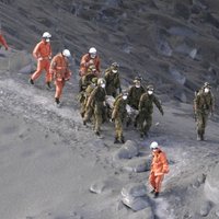 Pēc vulkāna izvirduma Japānā pusmetru zem pelniem atrod bojāgājušos; meklēšanu aptur bīstamības dēļ