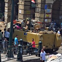 'Dusmu piektdienas' upuru skaits sasniedz 173; no Kairas ielenktās mošejas dzirdami šāvieni