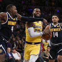 Džeimss ar 'triple-double' palīdz 'Lakers' izcīnīt otro uzvaru sezonā