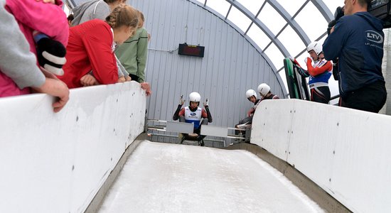 Mauriņš un Cauce uzvar kamaniņu sporta pirmssezonas sacensībās starta rāvienos