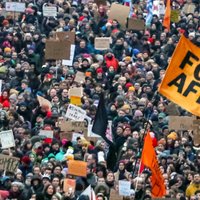 Berlīnē pie Bundestāga sapulcējas teju 200 000 cilvēku – vērienīgs protests pret AfD