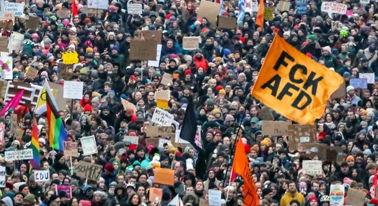 Berlīnē pie Bundestāga sapulcējas teju 200 000 cilvēku – vērienīgs protests pret AfD