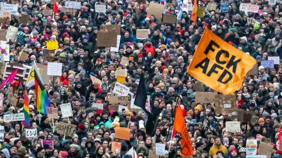 Berlīnē pie Bundestāga sapulcējas teju 200 000 cilvēku – vērienīgs protests pret AfD