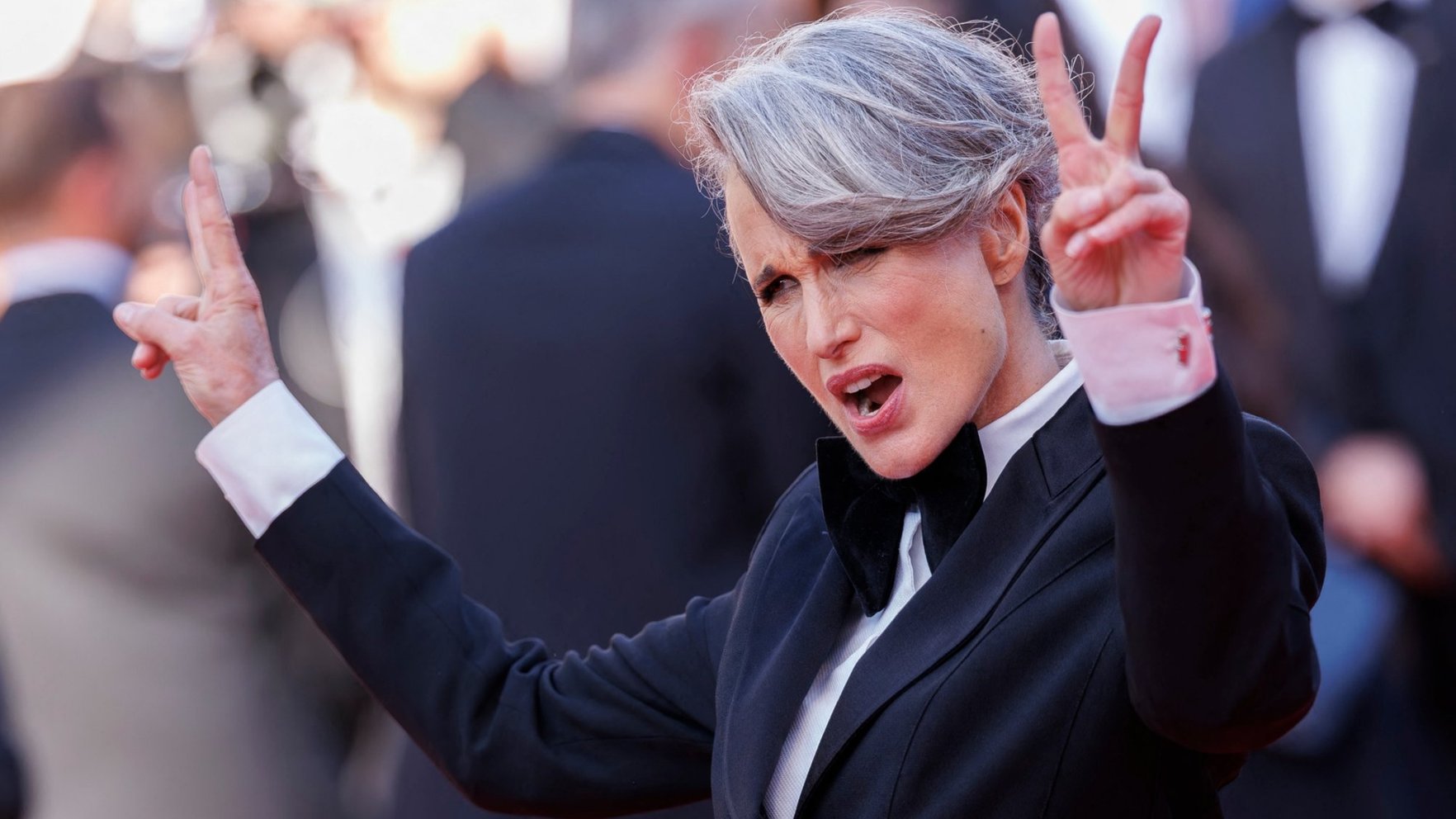 Plāno ataudzēt sirmos matus? Frizieri iesaka stratēģijas, kas šo mokošo procesu atvieglos