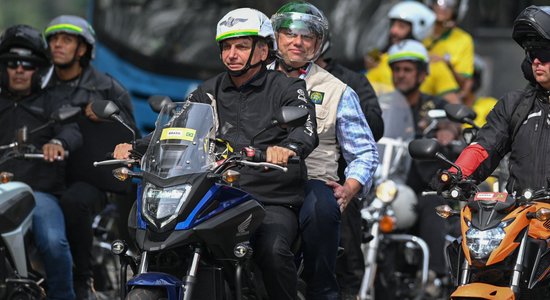 Foto: Bolsonaru un tūkstošiem viņa atbalstītāji ar motocikliem vizinās pa Riodežaneiro ielām