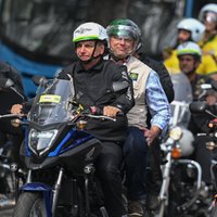 Foto: Bolsonaru un tūkstošiem viņa atbalstītāji ar motocikliem vizinās pa Riodežaneiro ielām