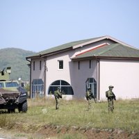 Serbi uz Kosovas robežu nosūta bruņumašīnas; situācija pierobežā saspringta