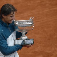 Nadals astoto reizi triumfē Francijas atklātajā čempionātā