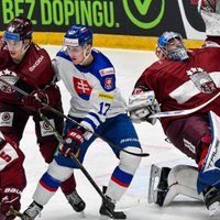 Latvijas hokejisti pieļauj liktenīgas kļūdas un zaudē Slovākijai