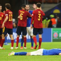 Spānijas futbolisti pārtrauc Itālijas 37 nezaudēto spēļu sēriju
