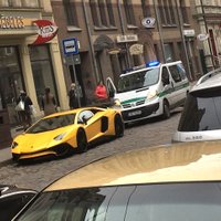Foto: Rīgā policija uzlikusi sodu 'Lamborghini' superauto par stāvēšanu neatļautā vietā