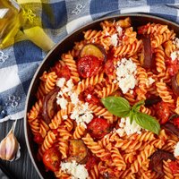 Pasta 'alla norma' ar baklažāniem un sieru