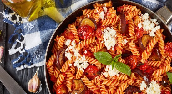 Pasta 'alla norma' ar baklažāniem un sieru