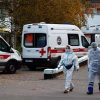 Коронавирус в России: в Омске "скорые" привезли больных к минздраву из-за нехватки мест в больницах