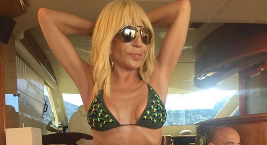 Donatella Versače 61 gada vecumā pozē bikini