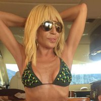 Donatella Versače 61 gada vecumā pozē bikini