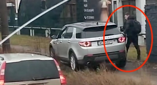 Video: Gluži kā Krievijā – Rīgā "Land Rover" uz ietves liek gājējam pavākties malā