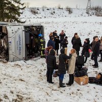Foto: Igaunijā atkal avarē pasažieru autobuss