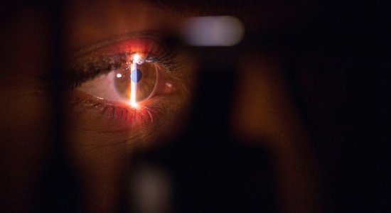 Ja lāzerkorekcija ir tik droša, kāpēc oftalmologi paši lieto brilles? Atbild optometriste