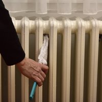 Putekļu sērga – kā izslaucīt gružus aiz radiatora un šaurajās spraugās