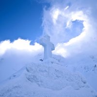 Foto: Majestātiska sniega un ledus baznīca Rumānijas kalnos