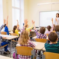 Saeimā debates par pedagogu trūkumu aizvirzās kritikā par mazo skolu slēgšanu