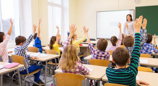 Saeimā debates par pedagogu trūkumu aizvirzās kritikā par mazo skolu slēgšanu
