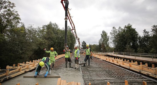 Foto: Būvē jaunu tiltu pār Gauju