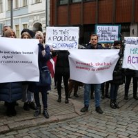 У посольства Дании прошел пикет в поддержку Кристине Мисане, обвиняемой в похищении своего ребёнка