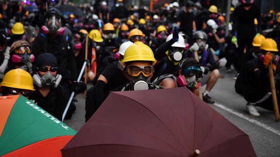 Honkongā atsākas sadursmes starp policiju un protestētājiem