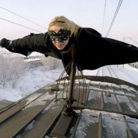 Slavena kļūst pārgalve no Krievijas, kura 'sērfo' pa metro jumtiem