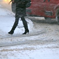 Latgalē sabrauc uz ceļa guļošu vīrieti; Ādažos nāvējoši notriec sievieti