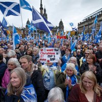 Tūkstošiem cilvēku demonstrācijā Skotijā atbalsta neatkarību no Lielbritānijas