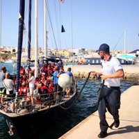 Lampedūzas ostā ienācis vēl viens humānās palīdzības kuģis ar migrantiem