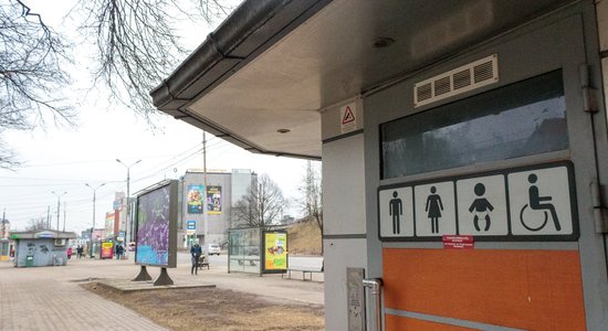 Vandaļu ierobežošanai 17 Rīgas tualetēs varētu nākties maksāt ar karti