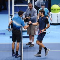 Federers pārspēj Džokoviču pasaules tenisa grandu spēlē